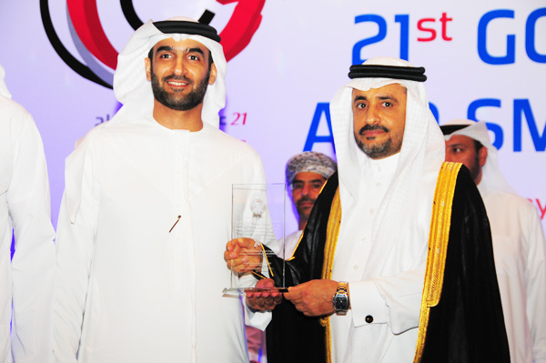 HE Dr. Yahya bin Abdullah Asamaan, Assistant Saudi Shura Council Speaker Presents the Telecommunications Smart Services Excellence Award, to Du, Received by Mr.Marwan Bindalmook, Senior Vice President - Managed Services & Smart City/Smart Gov Initiative Lead