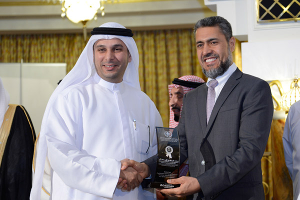 Mr. Sayed Aqa, UNDP’s UAE Resident Representative presenting the   Middle East Environment and Natural Resource Protection Excellence Award, to Eng. Abdul Aziz Zurub, Director of Environment, Health and Safety-Abu Dhabi Municipality